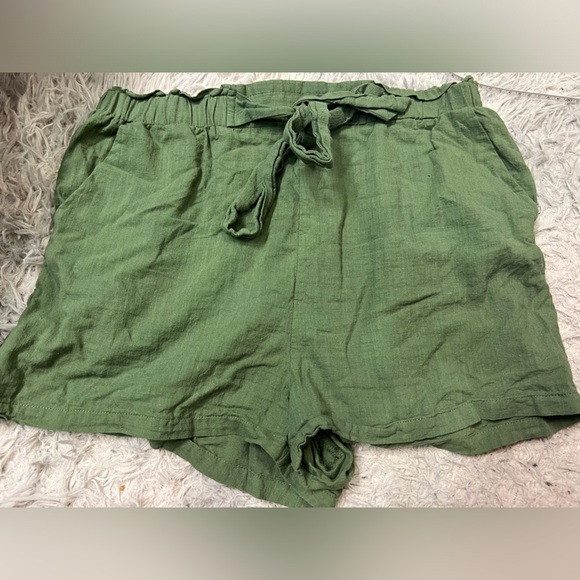 Belted Green Cotton shorts Size Large - Picture 1 of 6